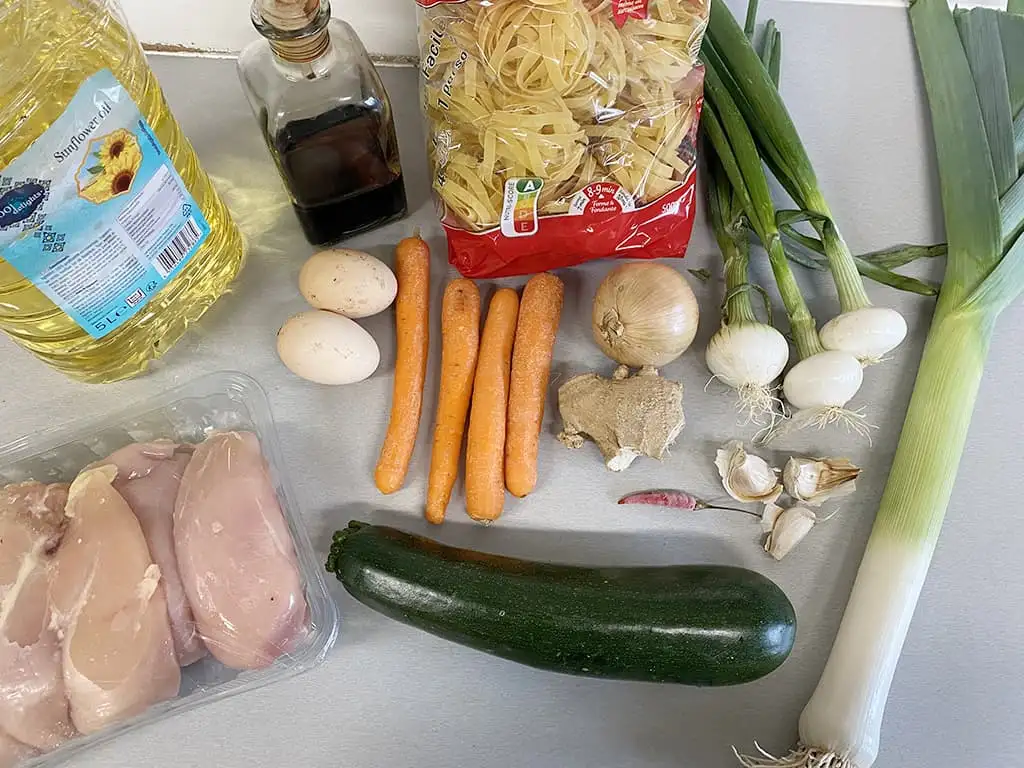 Bami goreng met kip ingrediënten