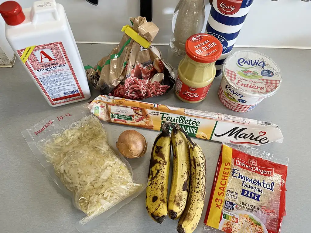 Plaattaart met zuurkool en gehakt ingrediënten