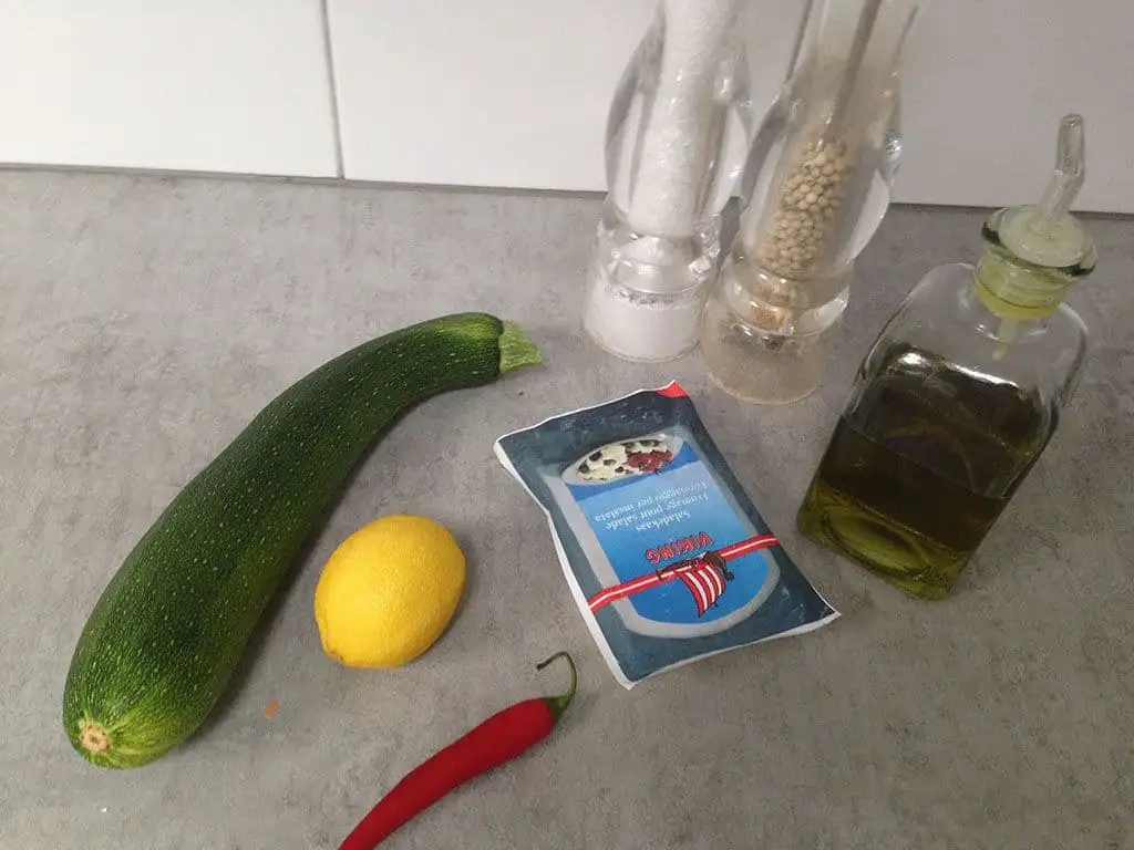 Courgette salade met feta ingrediënten