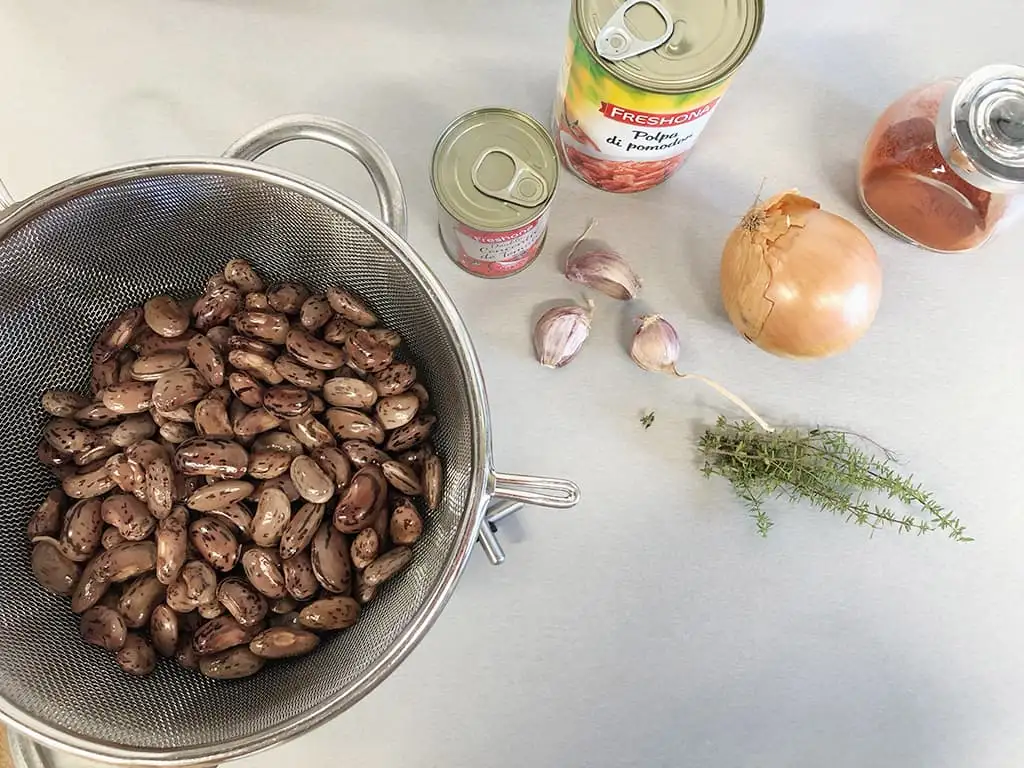 Bonenschotel met tomaat en ui ingrediënten