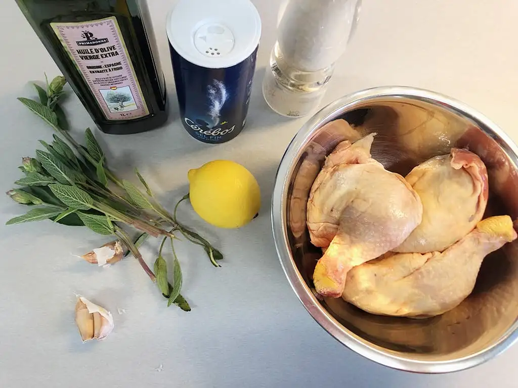 Kippenbouten met salie en citroen van de barbecue ingrediënten