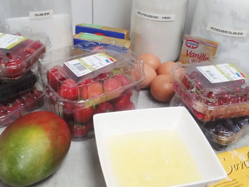Feesttaart met zomervruchten ingrediënten