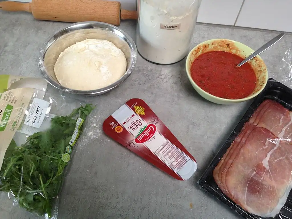 Pizza met serranoham en rucola ingrediënten