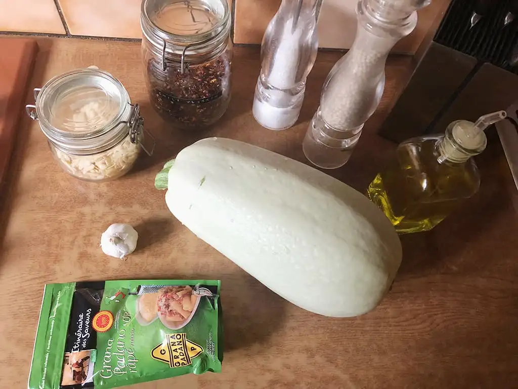 Gebakken witte courgette met kaas ingrediënten