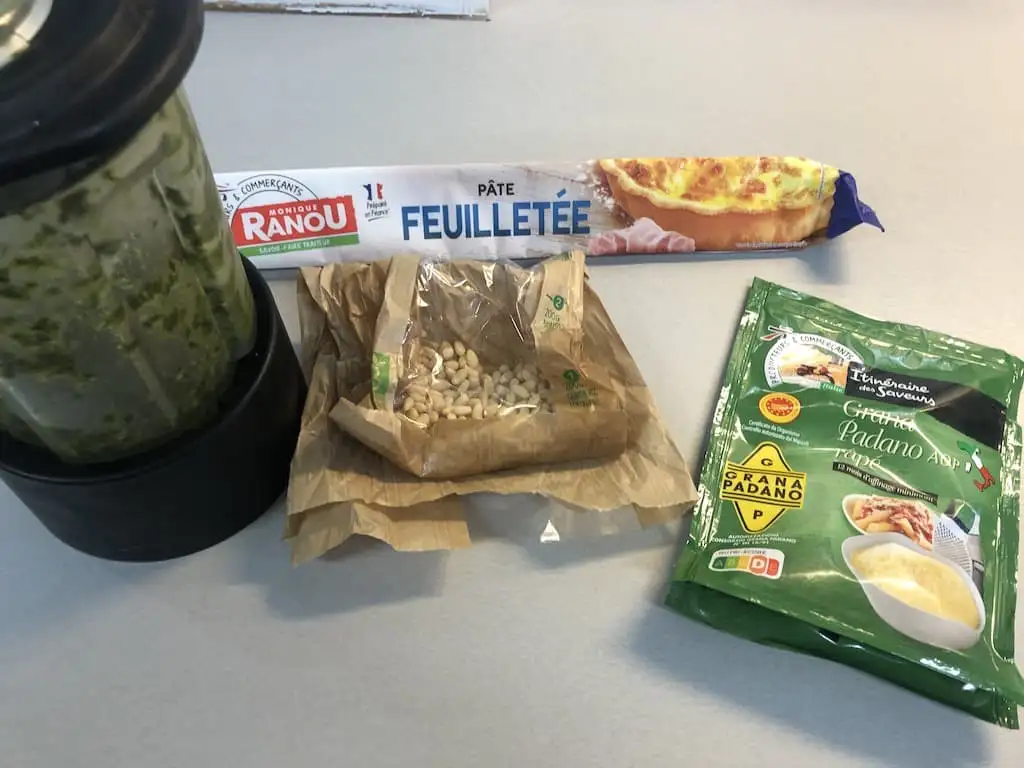 Bladerdeegrolletjes met pesto en kaas ingrediënten