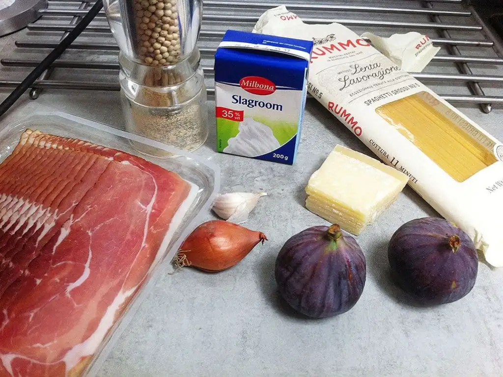 Pasta met ham en verse vijgen ingrediënten