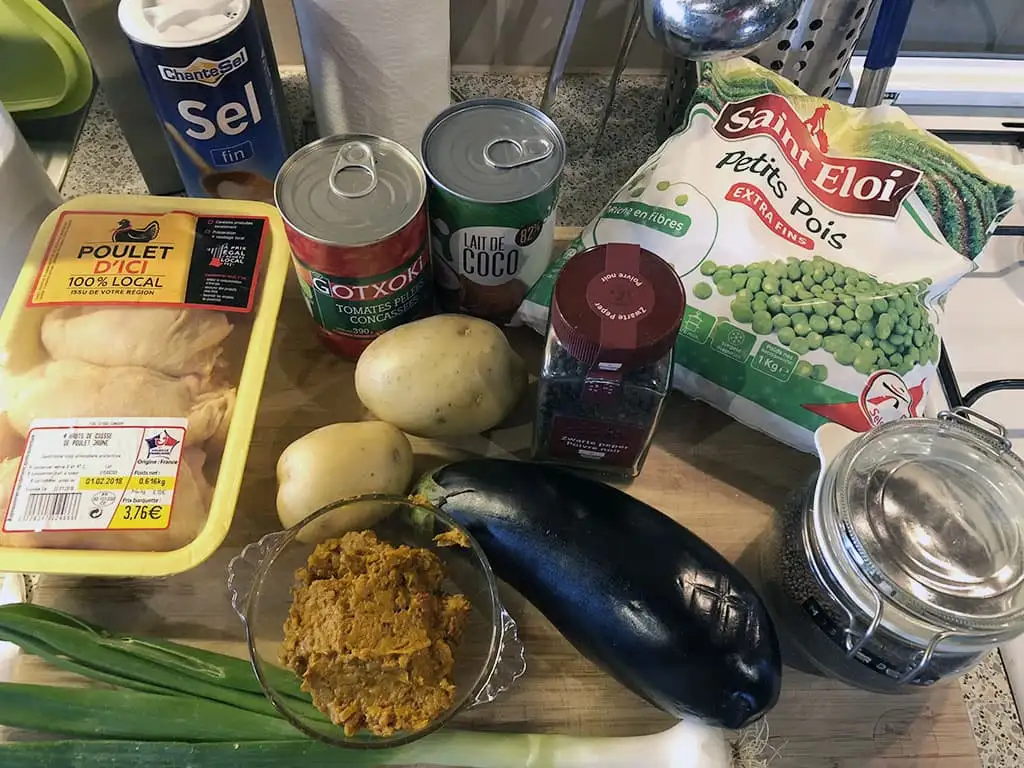 Indiase curry-kokossoep met kip ingrediënten