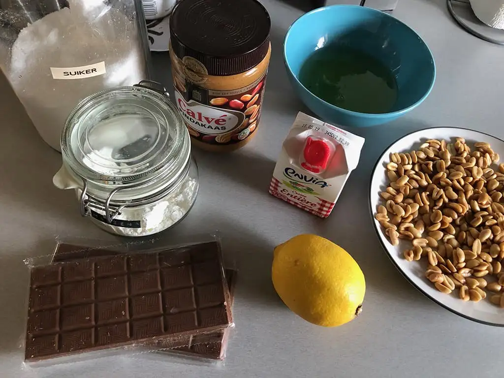 Meringuerol met pinda's en chocolade ingrediënten