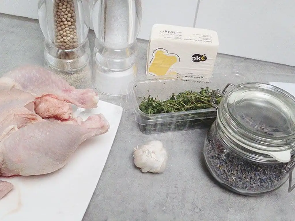 Hele geroosterde kip met knoflook en lavendel ingrediënten