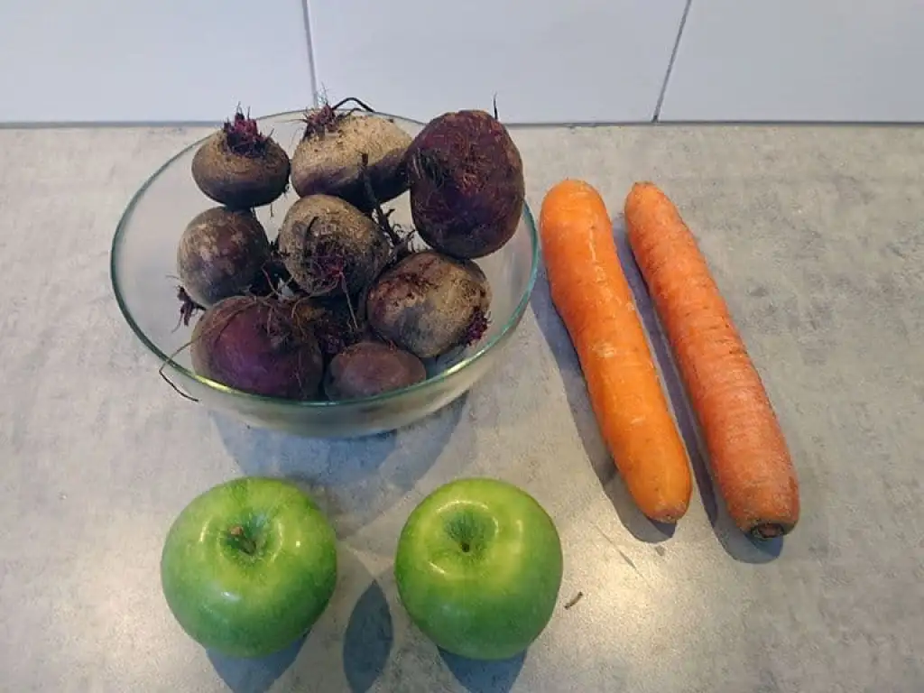 Rode bietensap met appel en wortel ingrediënten