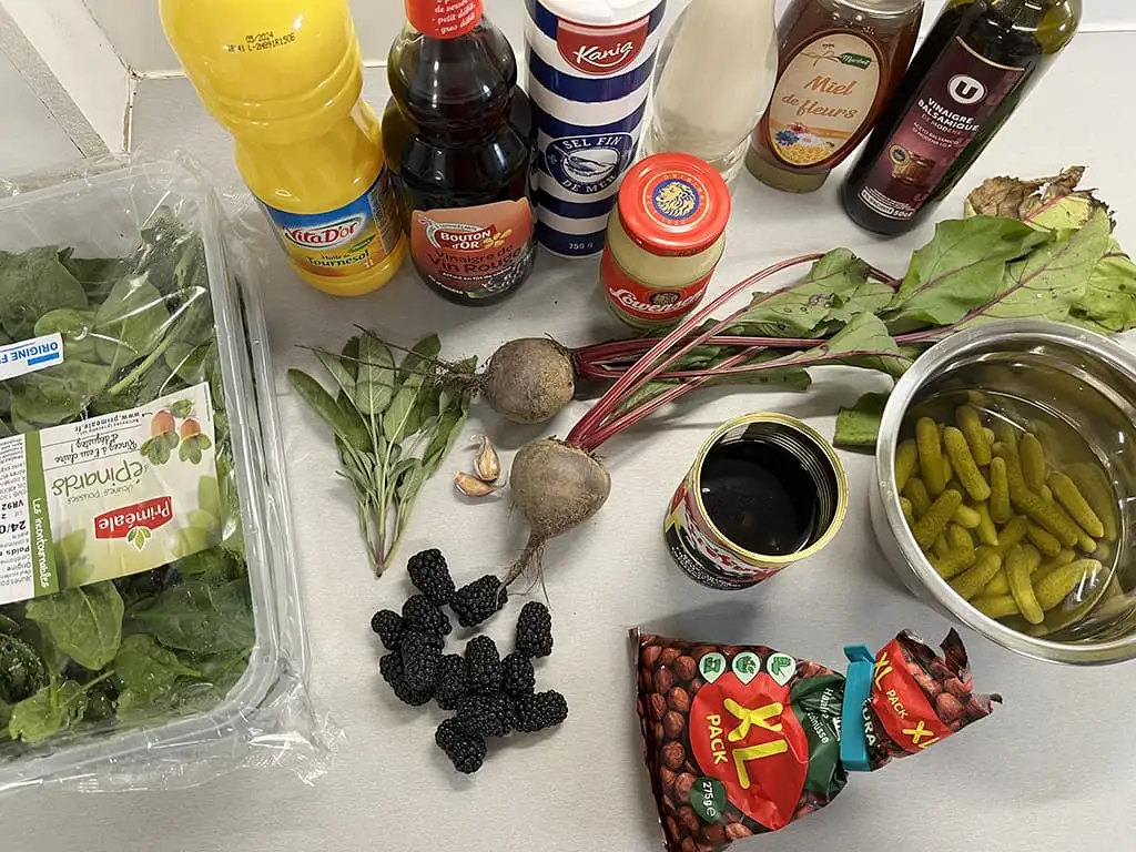 Rode bieten salade met bramen ingrediënten