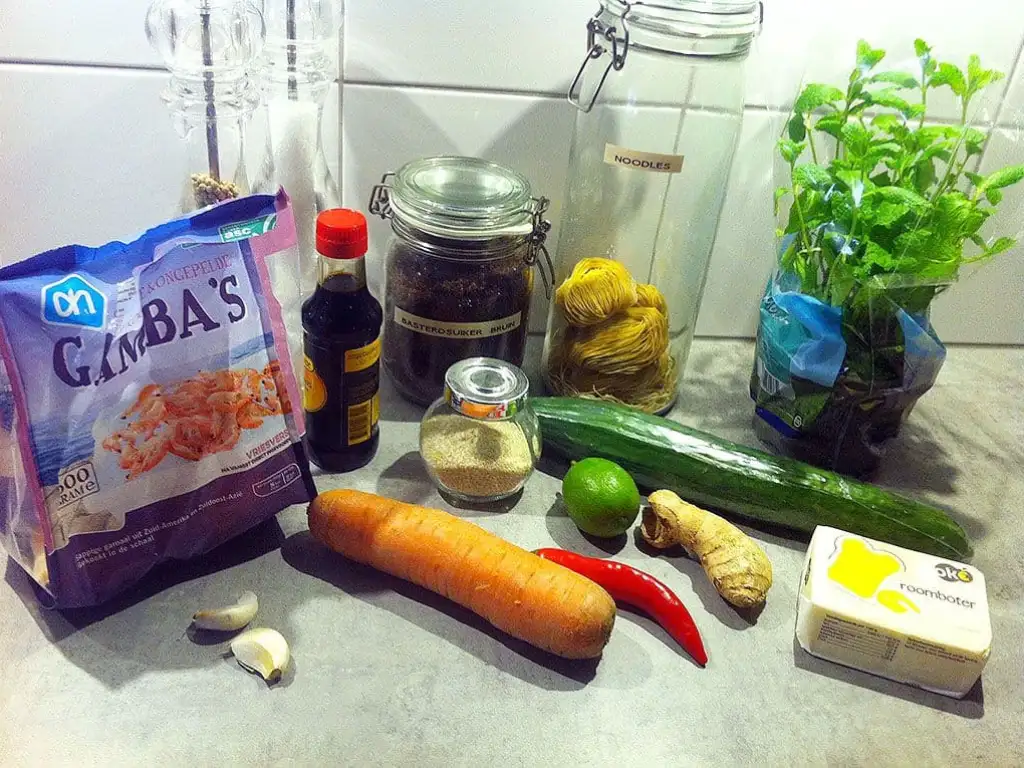 Aziatische noodle en gamba salade ingrediënten