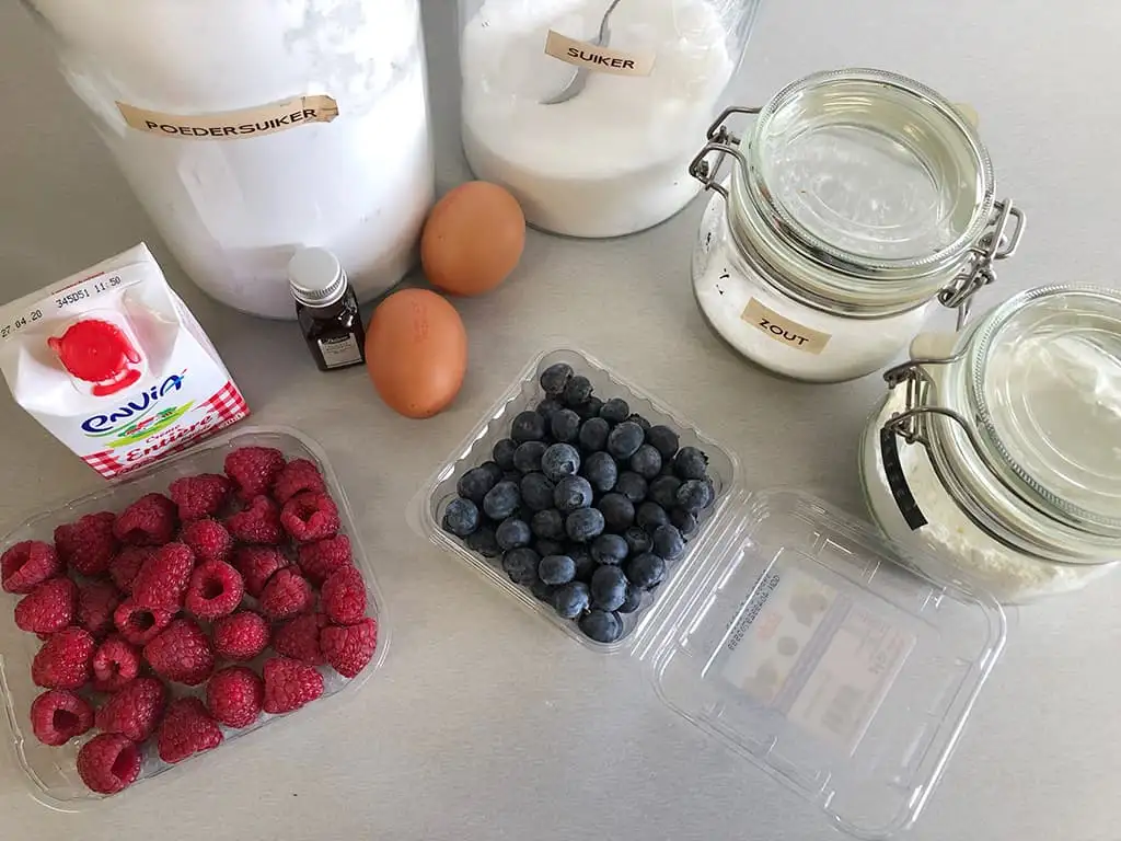 Valentijn pavlova met rood fruit ingrediënten