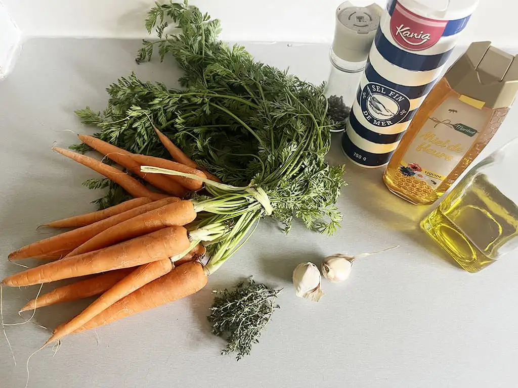 Geroosterde wortelen uit de oven met honing, knoflook en tijm ingrediënten