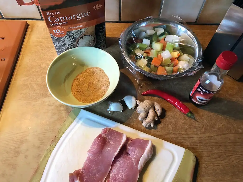Snelle nasi goreng met varkensvlees ingrediënten