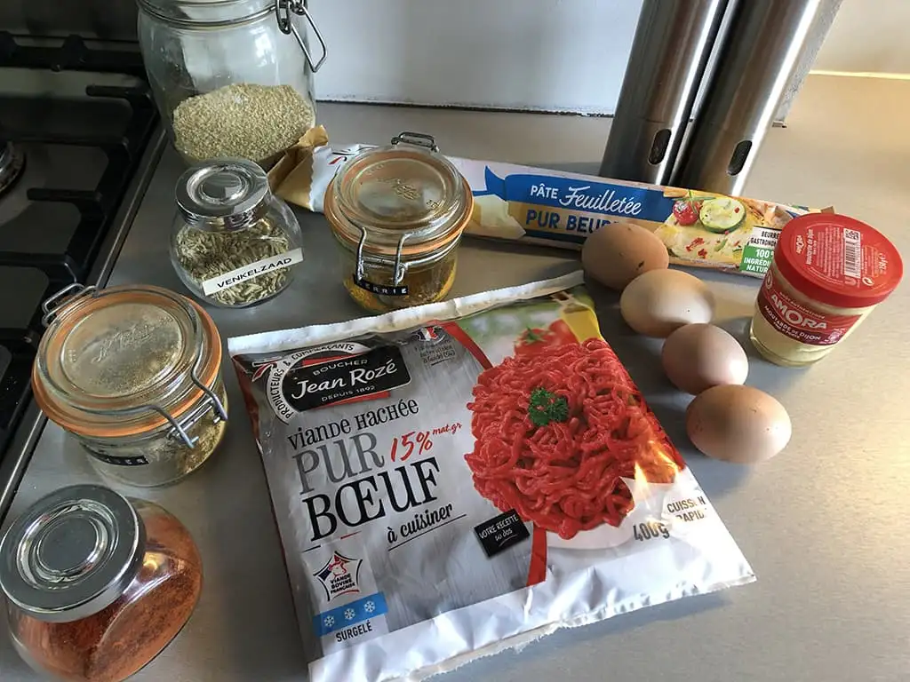 Bladerdeegrol met gehakt en ei ingrediënten