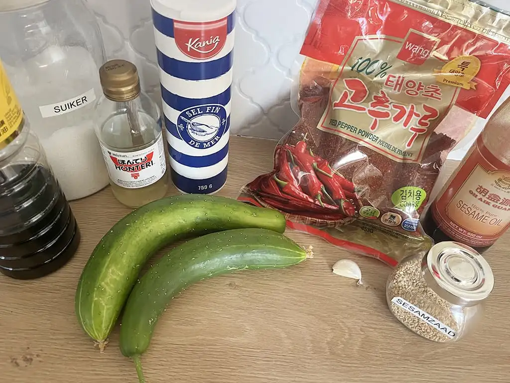 Pittige Koreaanse komkommersalade (Oi Muchim) ingrediënten