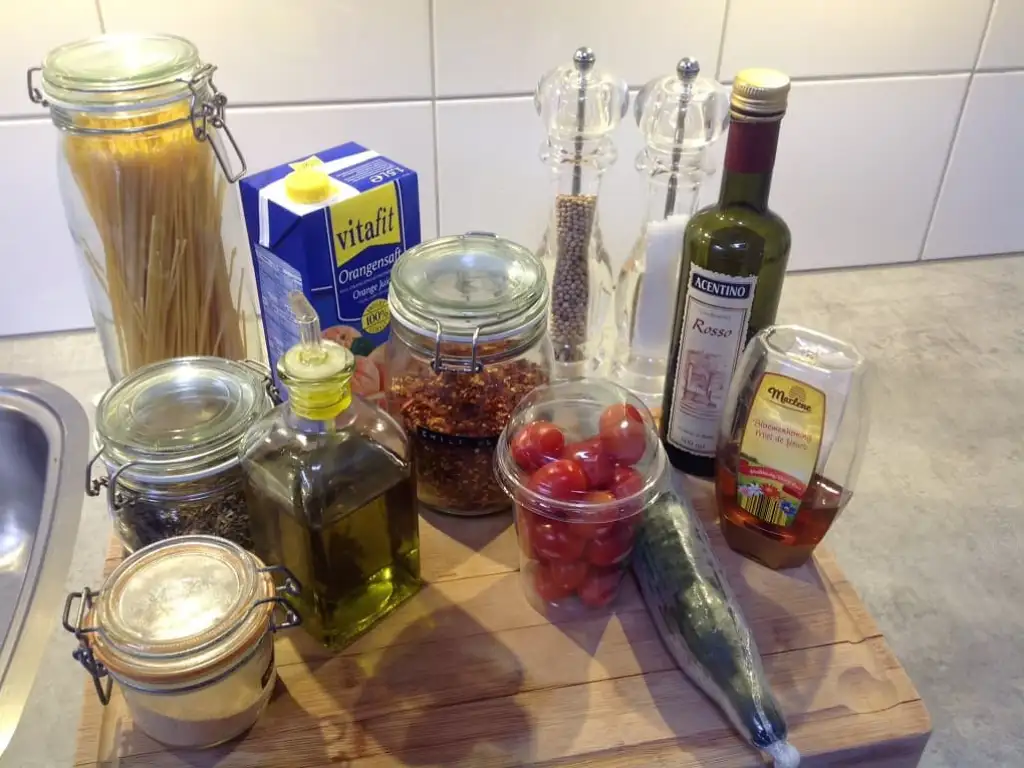 Pastasalade met komkommer ingrediënten
