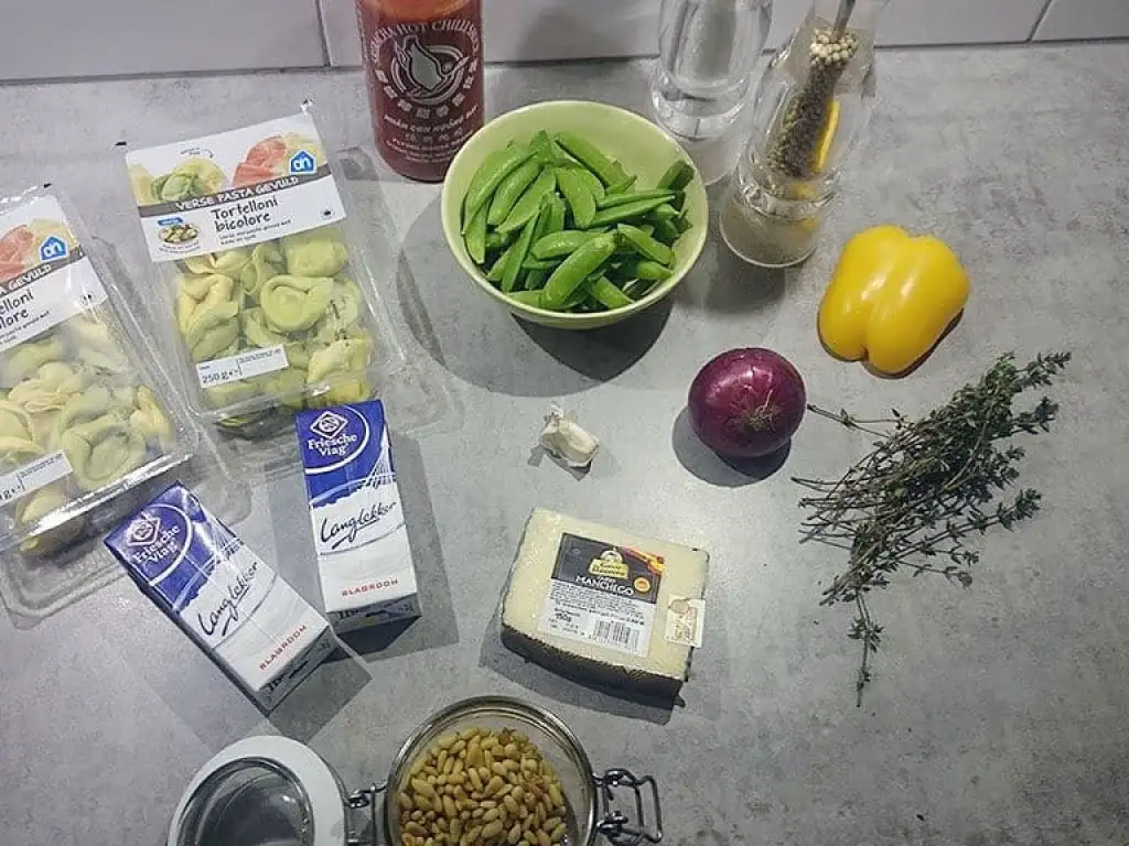 Twee kleuren tortellini met manchego en peultjes ingrediënten