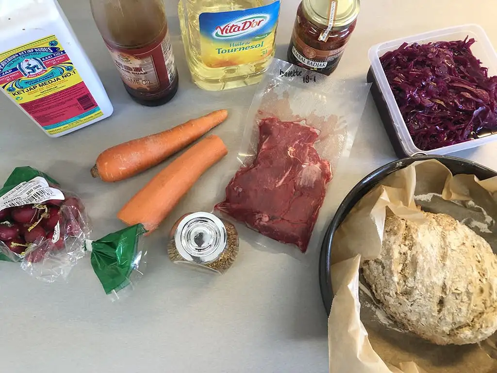 Biefstuk en rode kool sandwich ingrediënten
