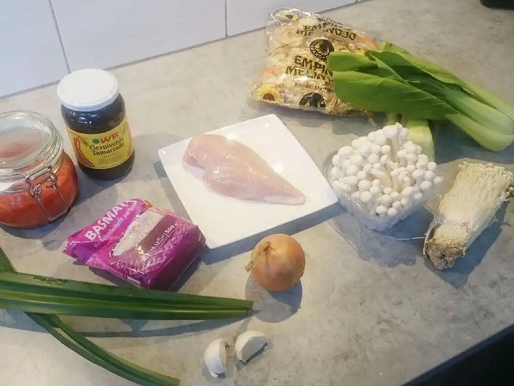 Shimeji, enoki en kip roerbak met pandan rijst ingrediënten