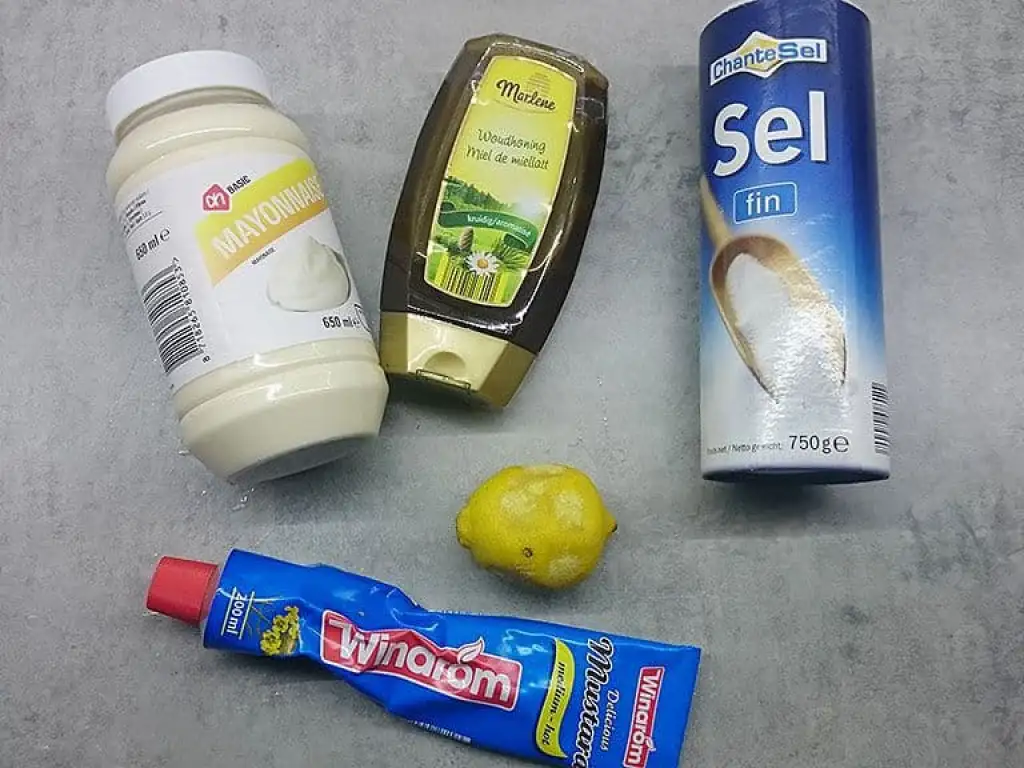 Huisgemaakt honing-mosterdsaus ingrediënten