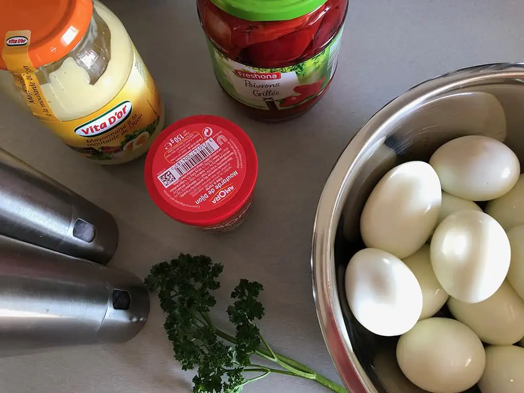 Gevulde eieren met geroosterde paprika ingrediënten