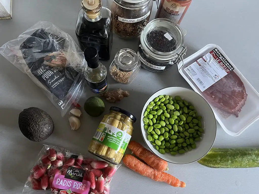 Poké bowl met biefstuk ingrediënten