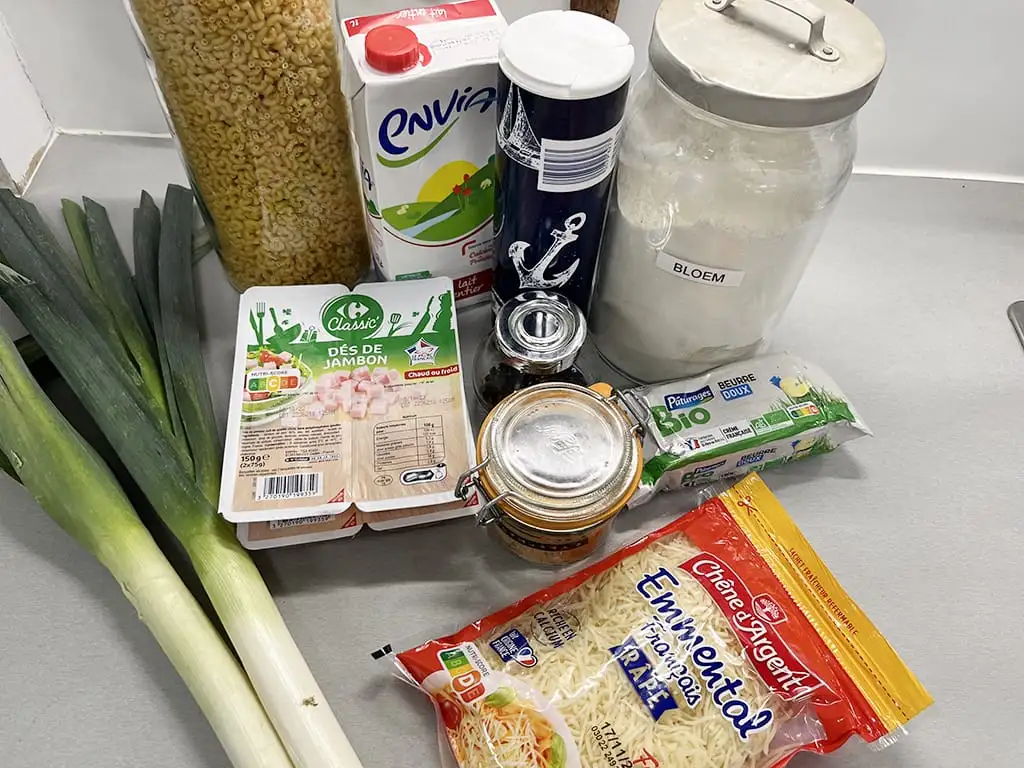 Macaronischotel met prei ingrediënten