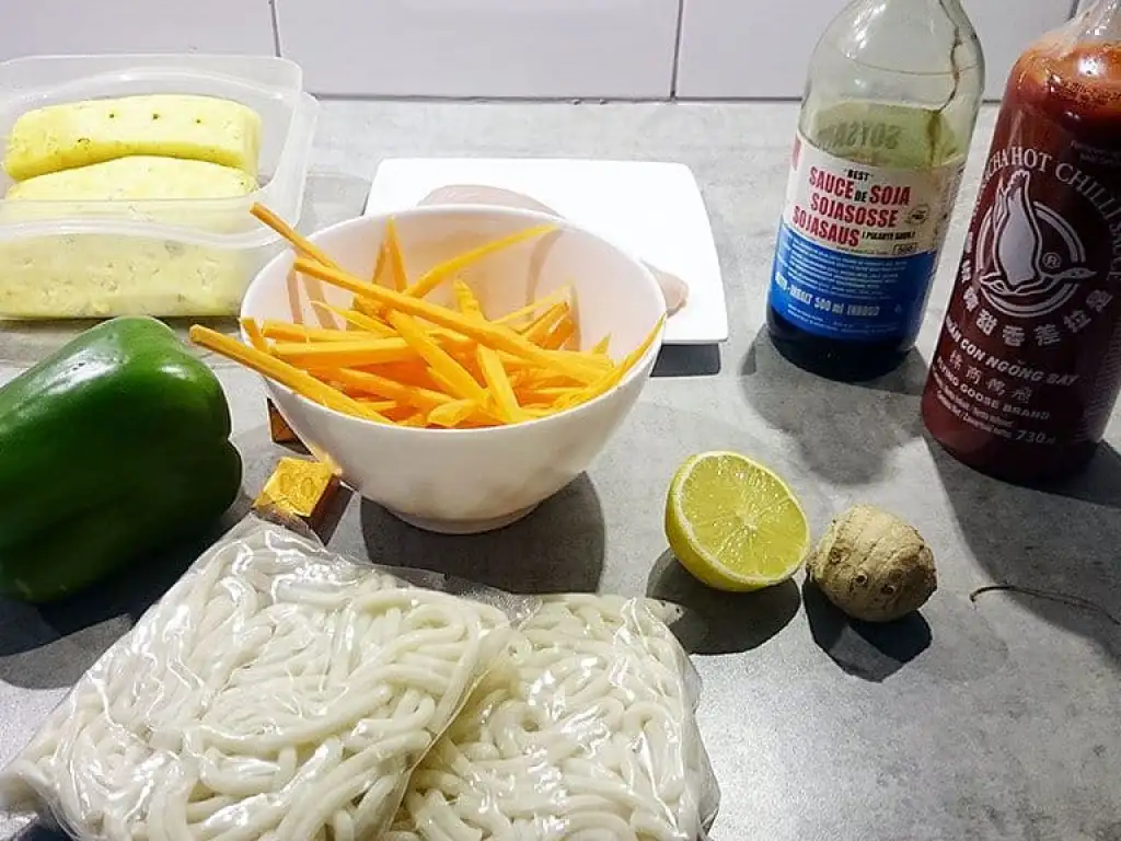 Japanse udon noedelsoep met ananas ingrediënten