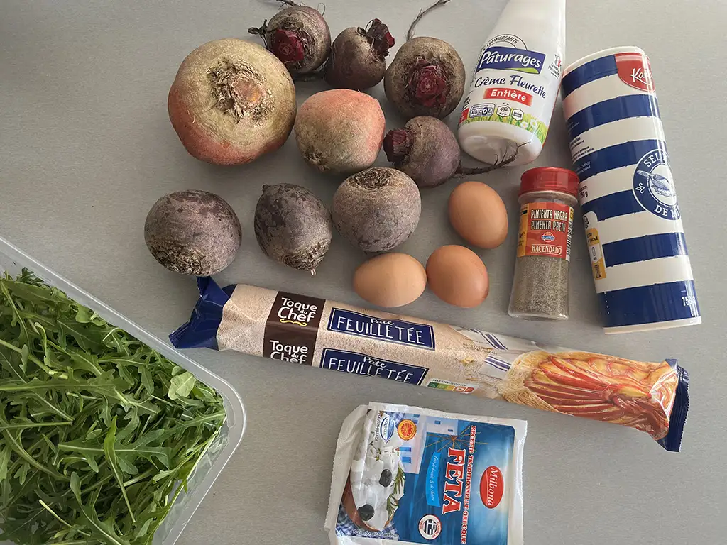 Bieten quiche met feta ingrediënten