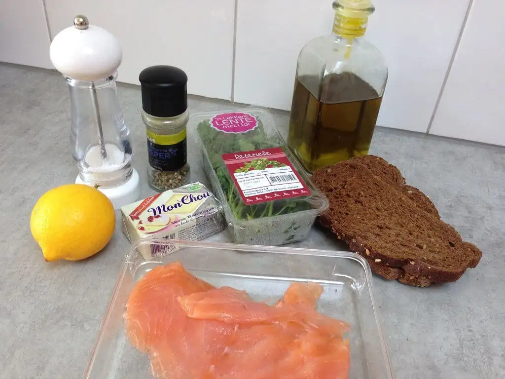 Toastjes met gerookte zalm en kruidenkaas ingrediënten
