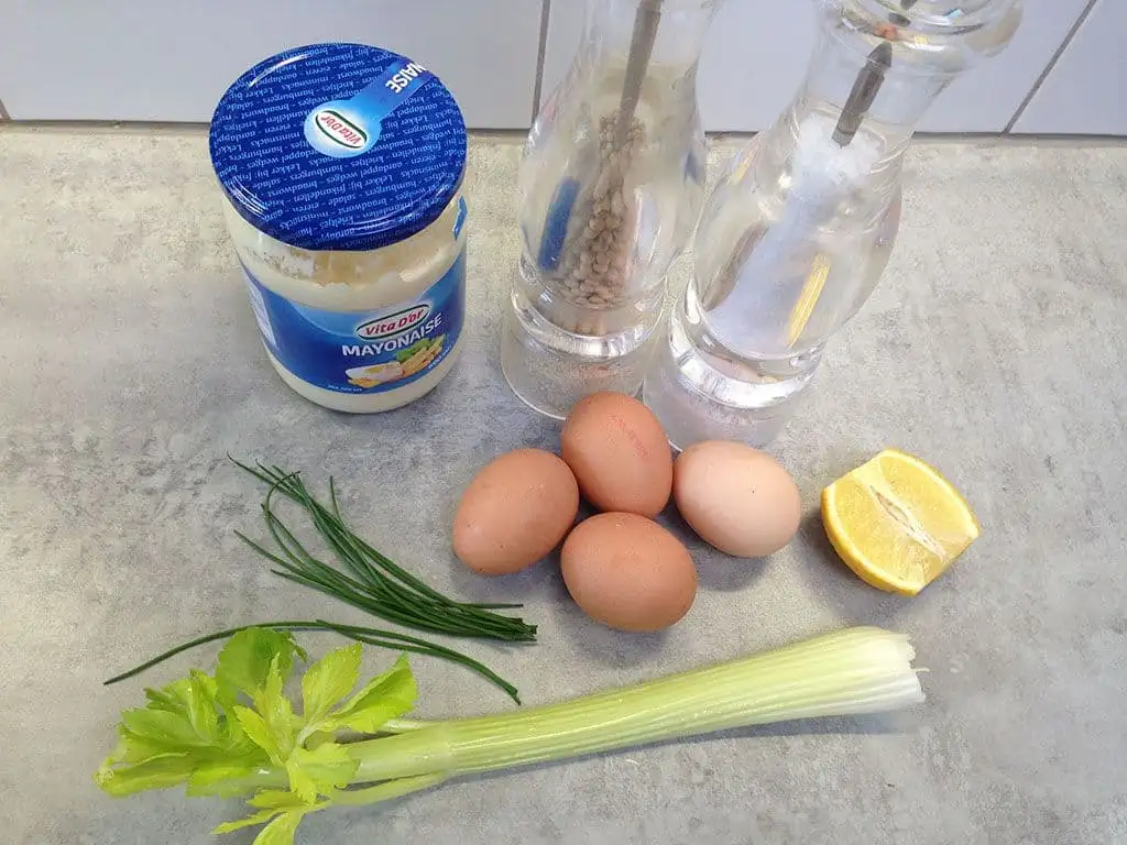 Zelfgemaakte eiersalade ingrediënten