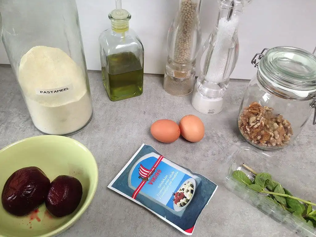 Vegetarische rode bieten tagliatelle met feta ingrediënten