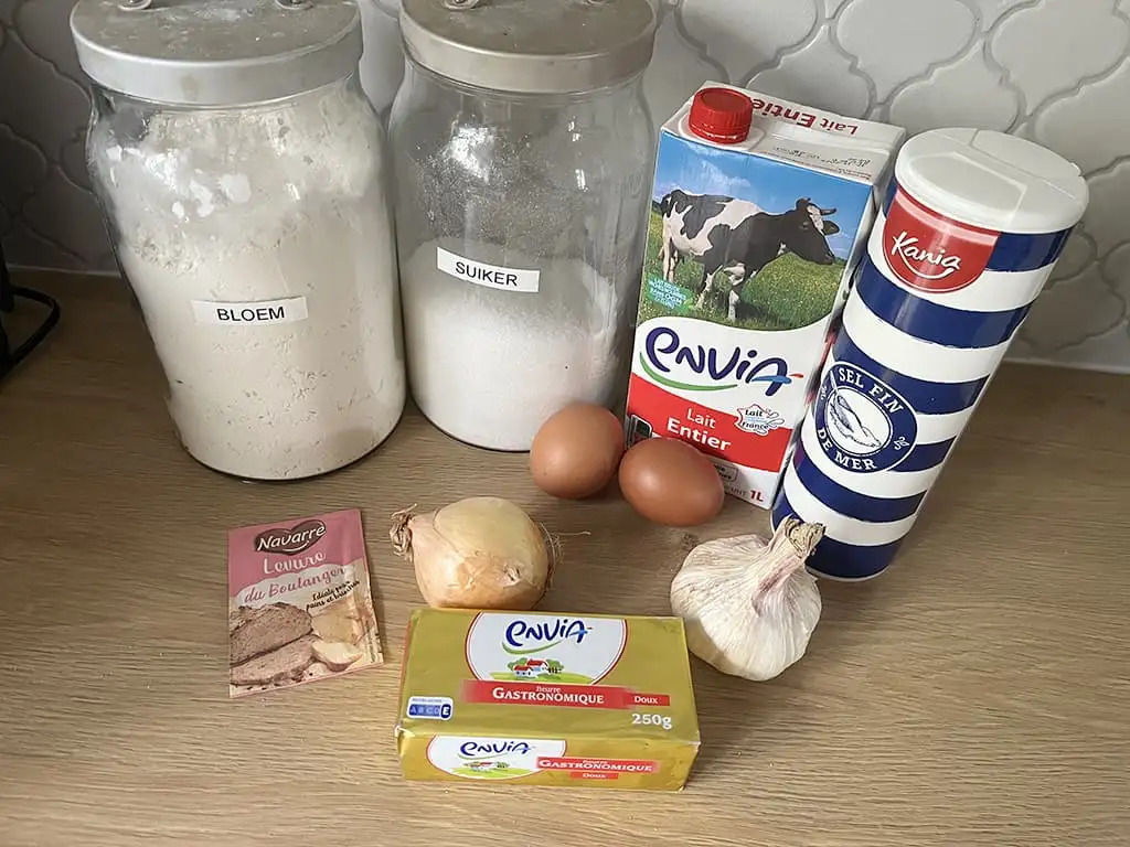 Breekbrood met ui en knoflook ingrediënten