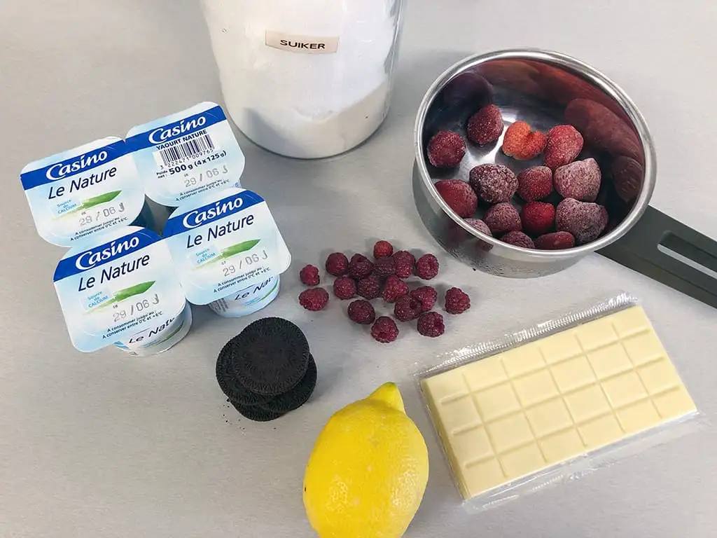 Aardbeien en frambozentoetje in een glas ingrediënten