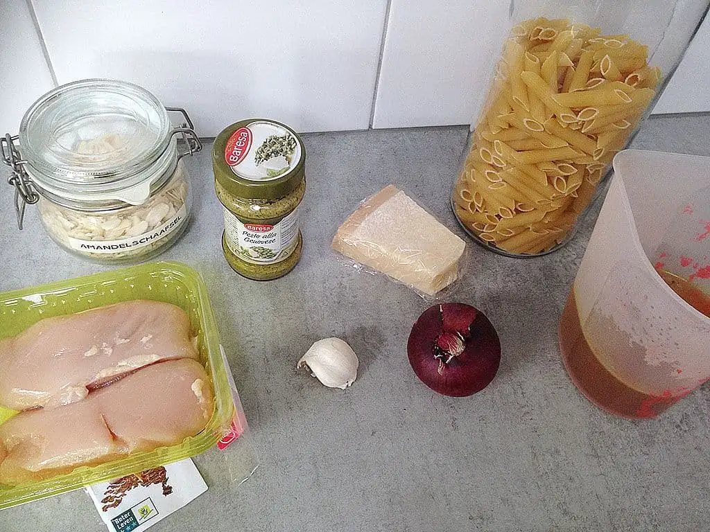 Pasta met kip, pesto en amandelen ingrediënten
