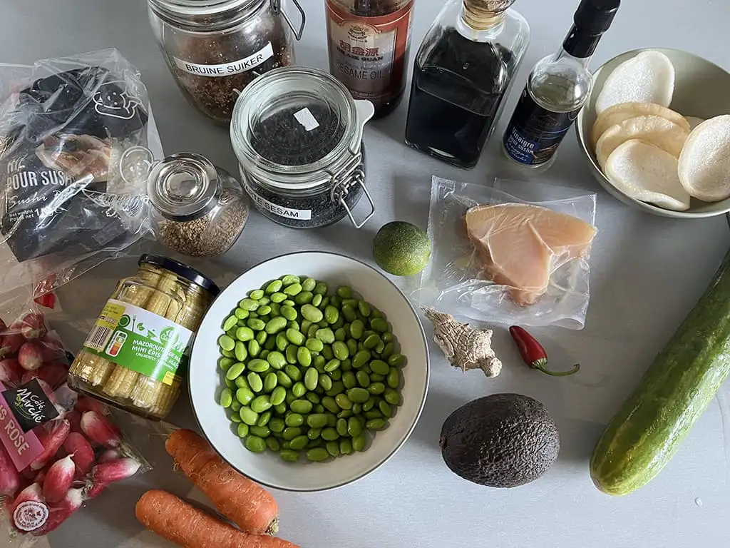 Poké bowl met tonijn ingrediënten