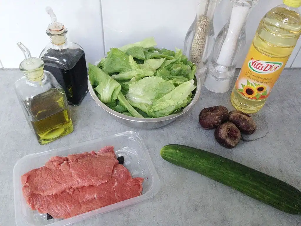 Biefstuk en rode bieten chips salade ingrediënten