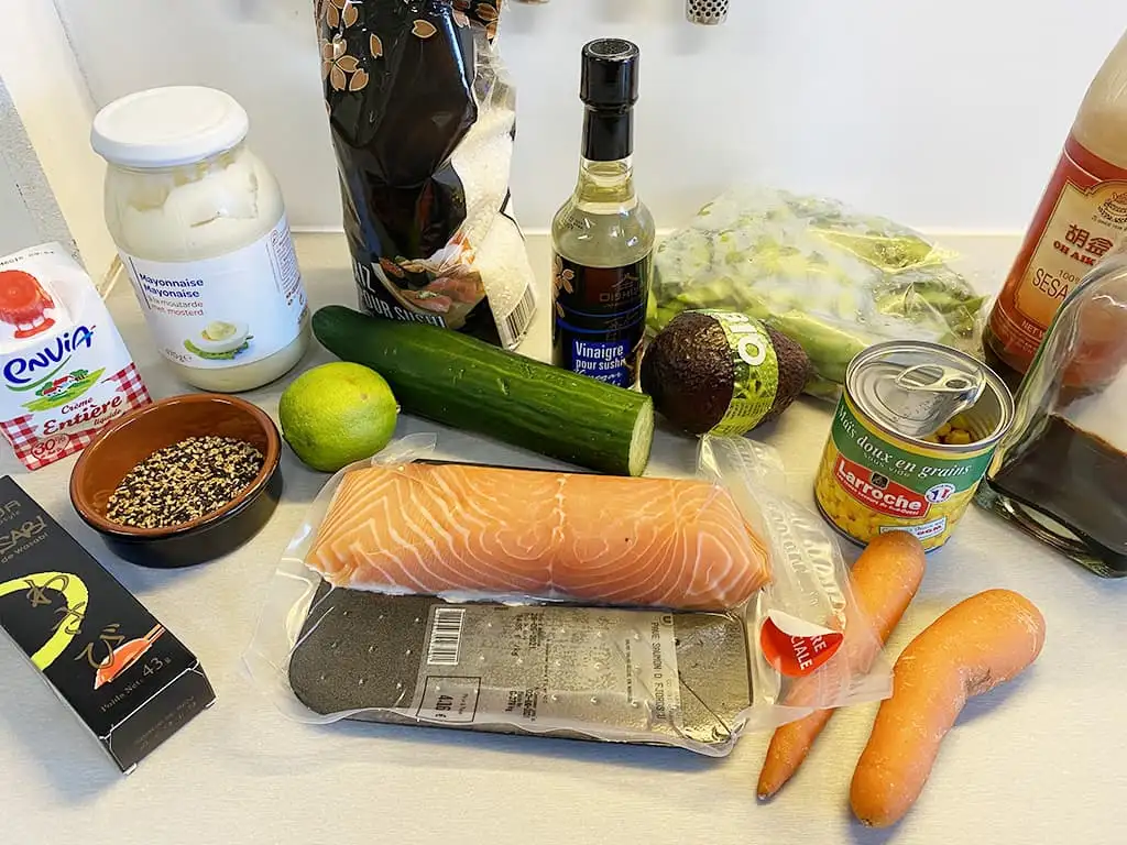 Poké bowl met zalm en avocado ingrediënten