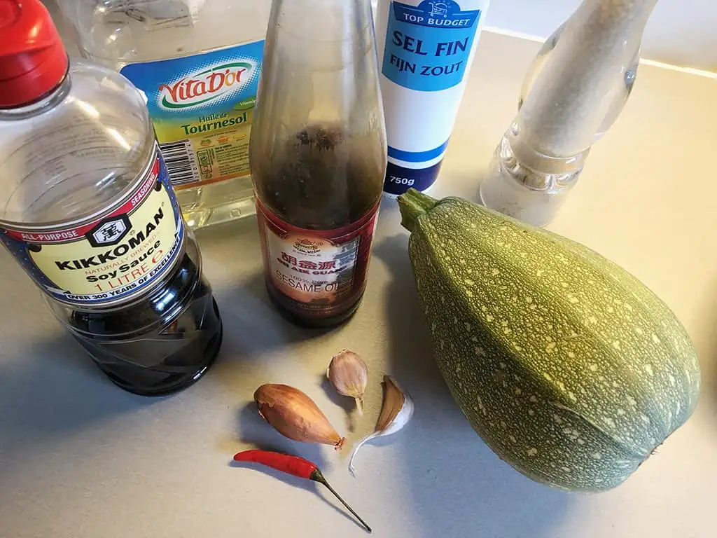 Licht pittige courgette met sesam uit de wok ingrediënten