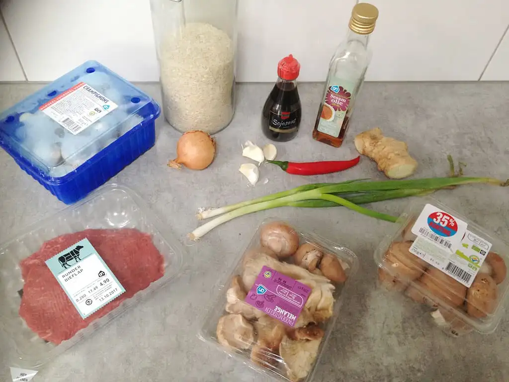 Rijst met paddenstoelen, biefstuk en sojasaus ingrediënten