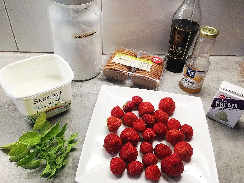 Kwark, aardbei en koffie toetje ingrediënten