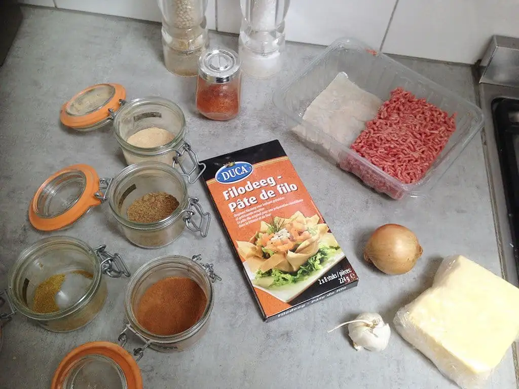 Kruidige gehakt filodeeg rolletjes ingrediënten