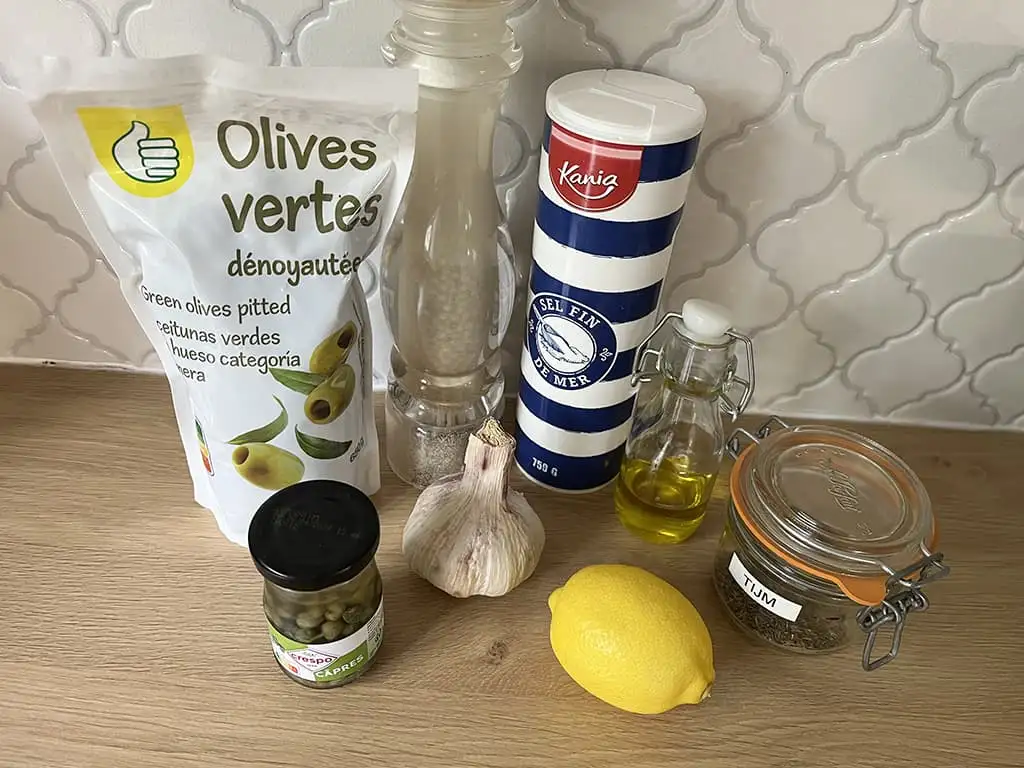 Olijventapenade met knoflook en kappertjes ingrediënten