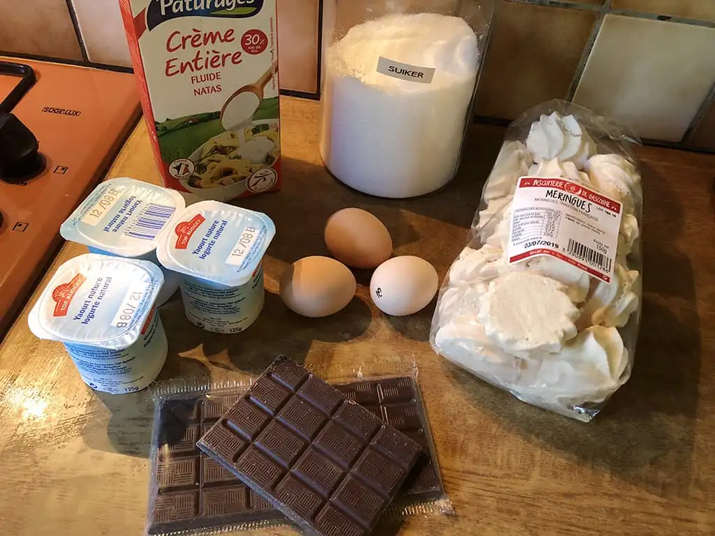 Stracciatella ijstaart met meringues ingrediënten