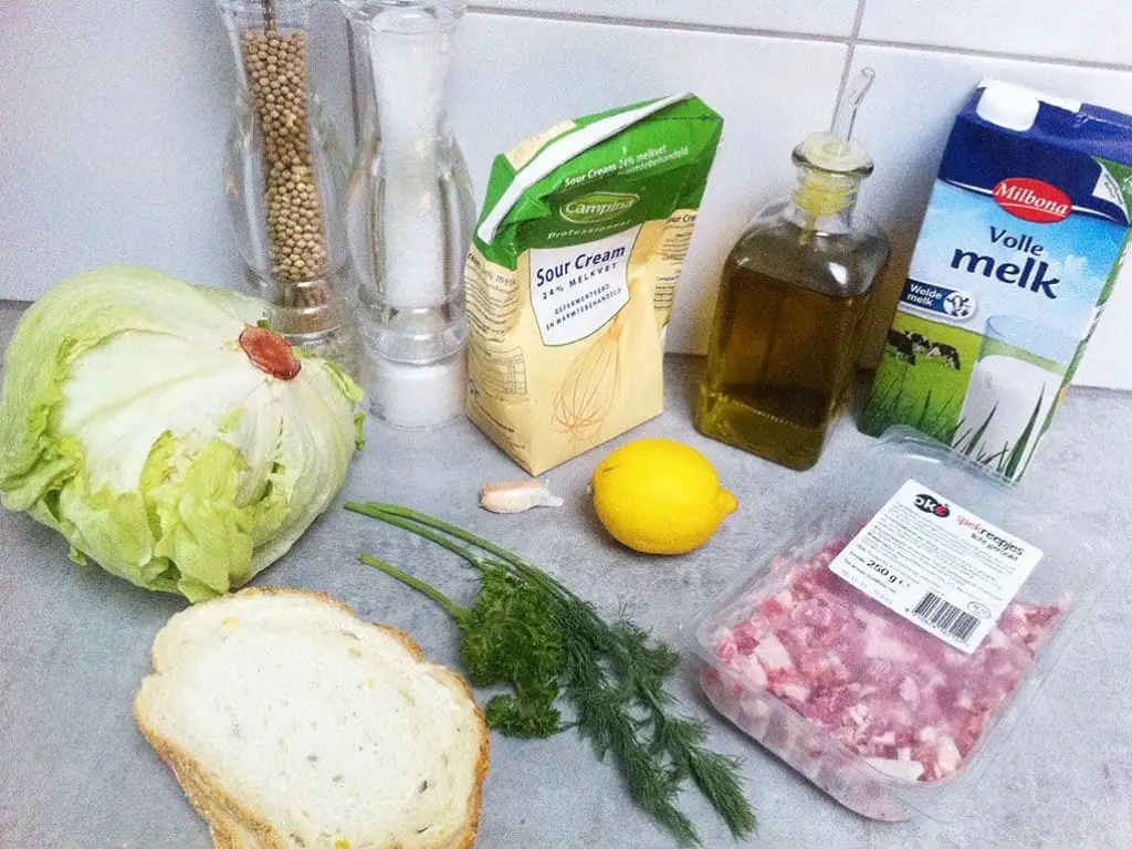 Wig salade van ijsbergsla met gebakken spek en croutons ingrediënten