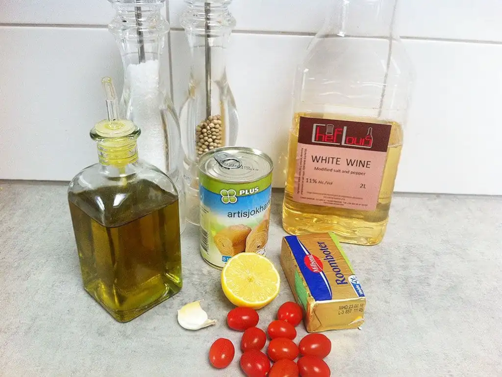 Tapas van artisjokharten en tomaten ingrediënten