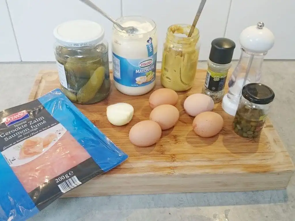 Gevulde eieren met zalm ingrediënten