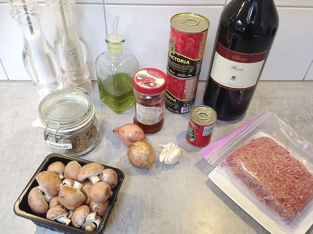 Pasta saus met gehakt en tomaat ingrediënten